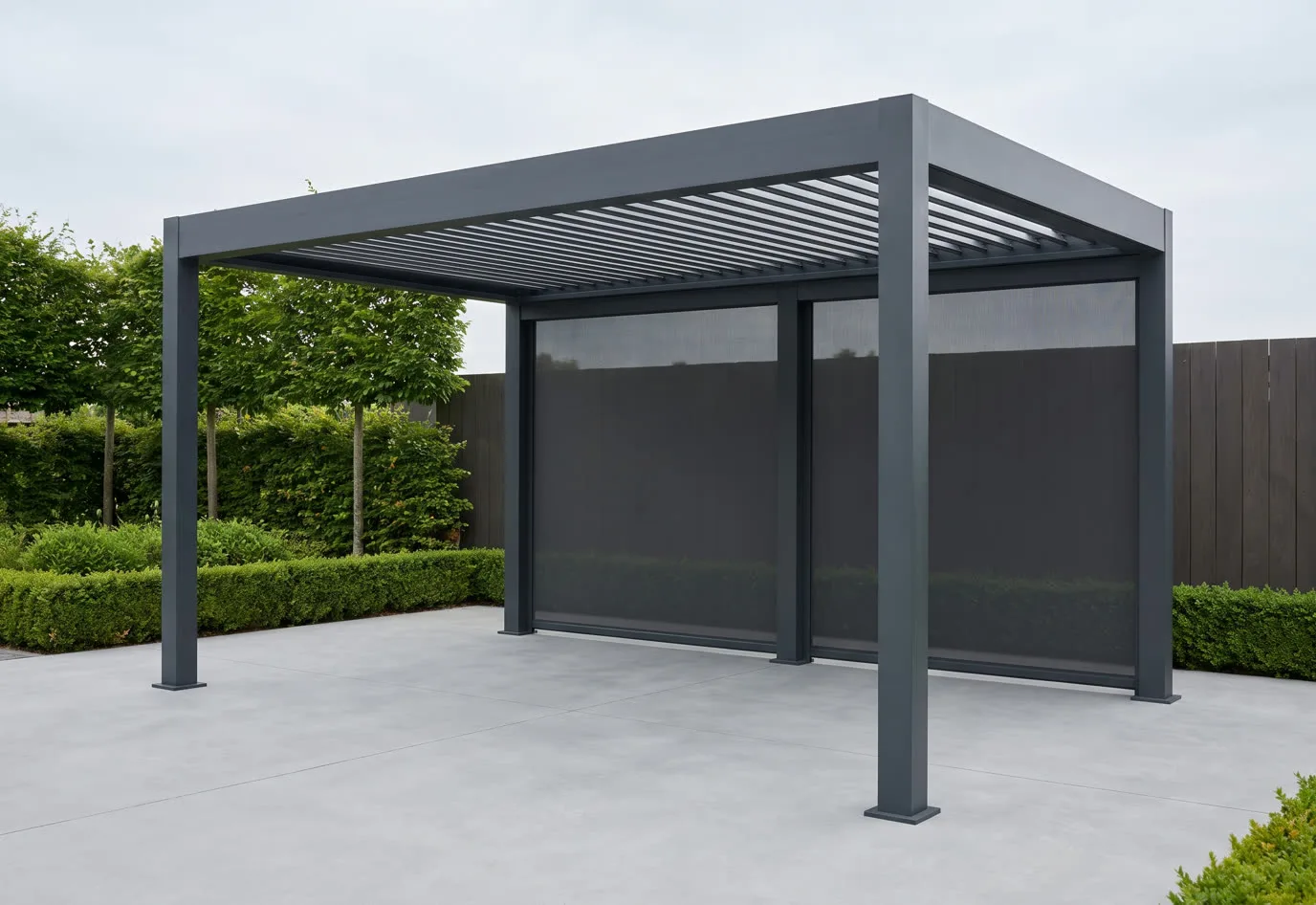 Bioklimatische pergola boven een natuurstenen terras, lamellen half geopend