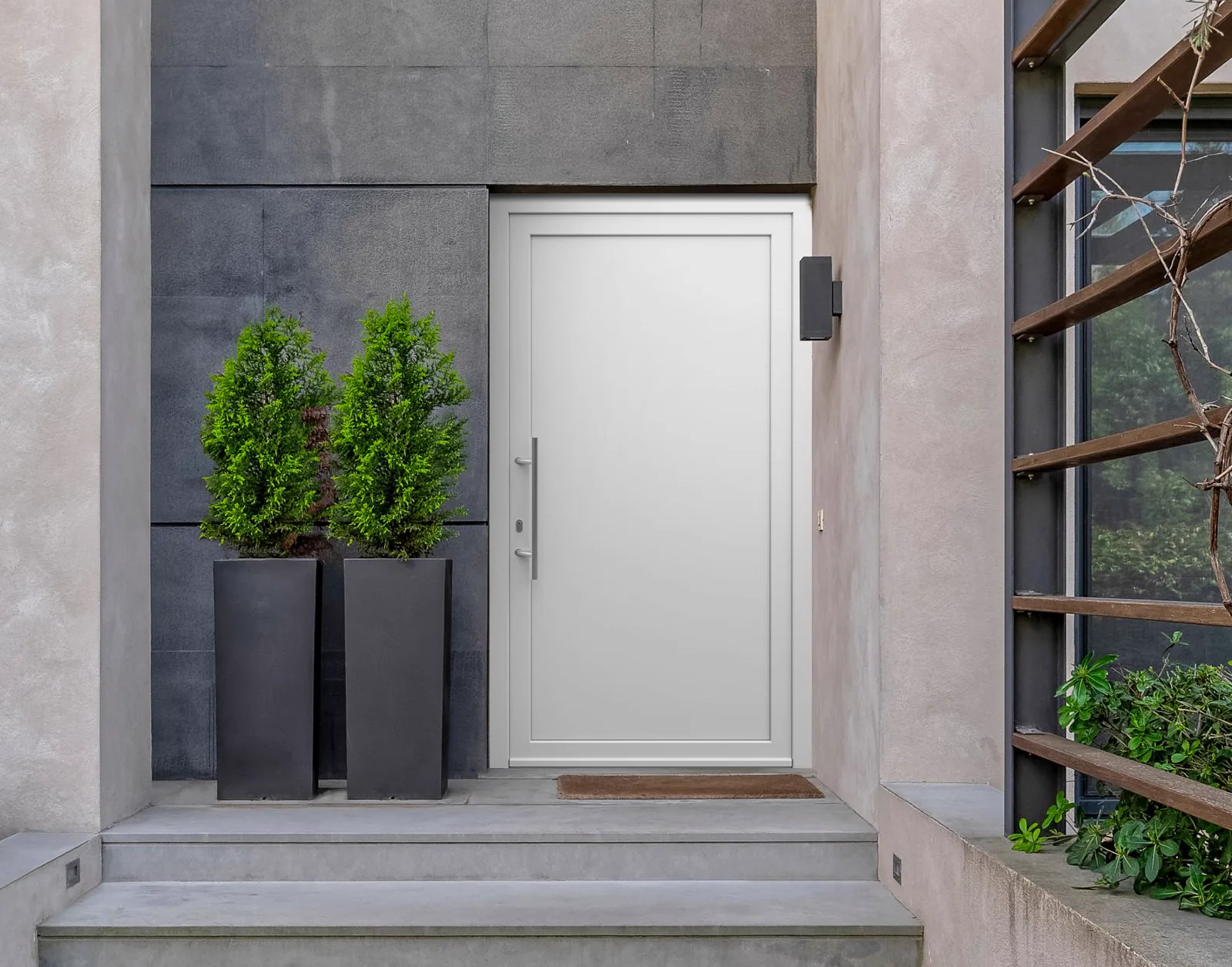 Aluminium voordeur geplaatst in een gerenoveerde gevel